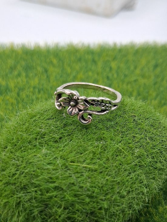 Jewelry - Delicate Floral Silver-Tone Women’s Ring Size 5 R827